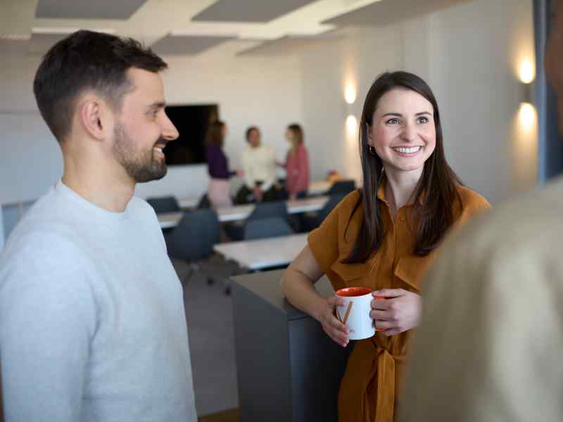 Einkaufsberater haben ein gemeinsames Meeting